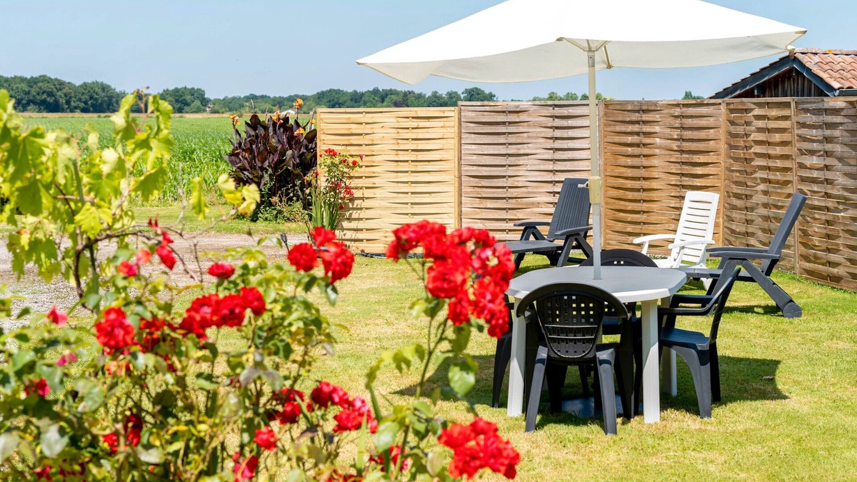 Mimbaste House | Holiday Home 'Des Deux Chênes' with Private Terrace, Private Garden and Wi-Fi