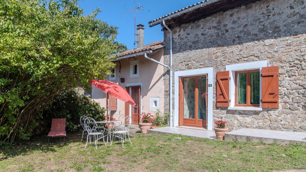 Saint-Mathieu House | Holiday Home 'Des Tilleuls' with Private Garden