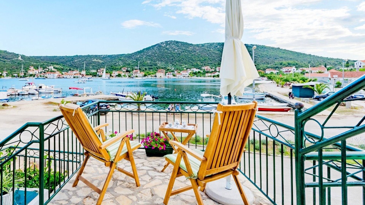 Vinisce House | Holiday home Dinko, (14520), Vinišće, Croatia