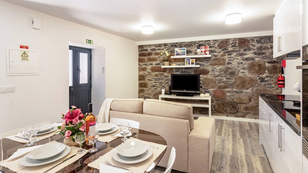 Prazeres House | Holiday Home 'Do Porto' with Sea View, Balcony and Wi-Fi