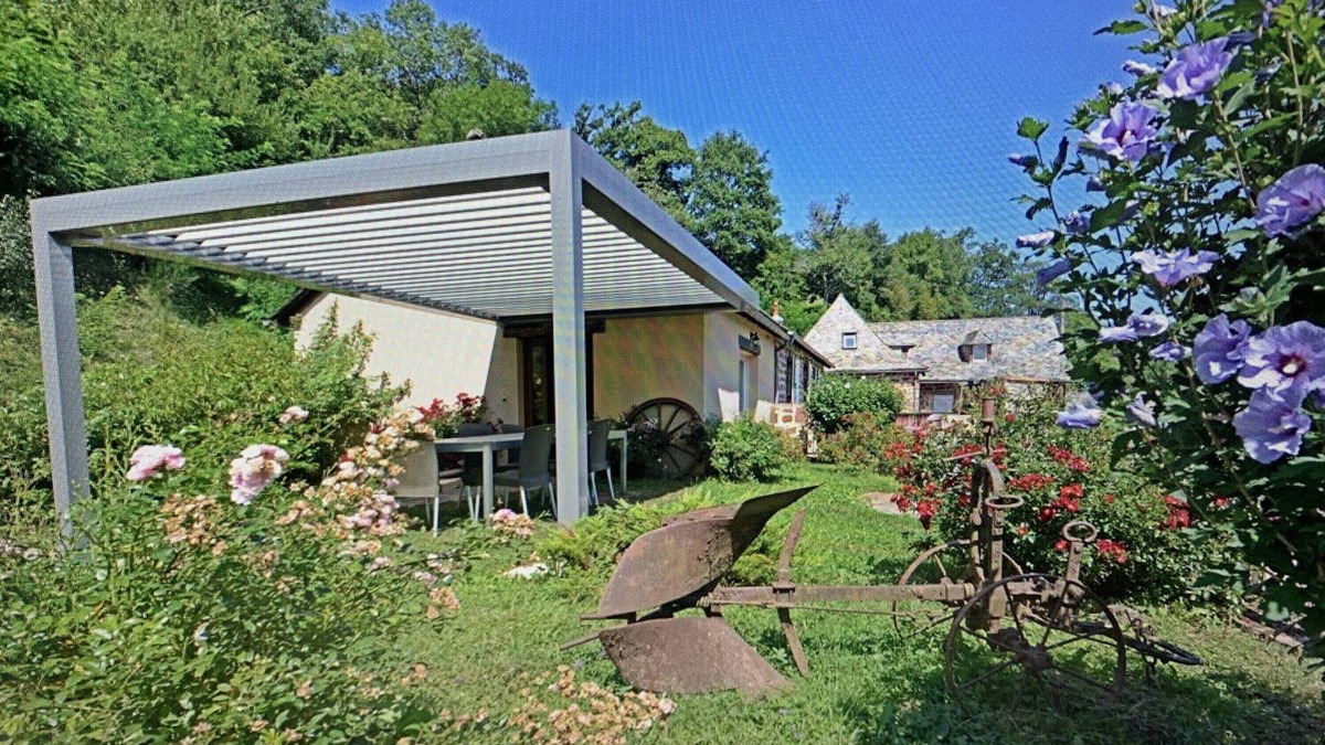 Villecomtal House | Holiday Home 'Domaine De Jouani - Pergola' with Shared Pool, Private Terrace and Wi-Fi