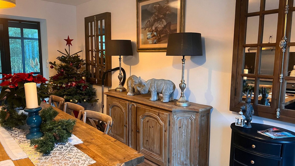 Luynes House | Holiday Home 'Domaine Du' with Shared Pool, Private Terrace and Wi-Fi