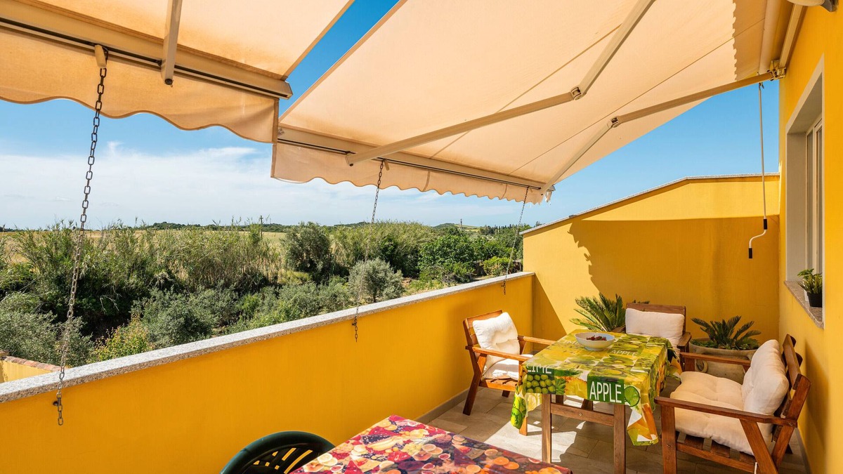 Giba House | Holiday Home 'Domus Luna' with Lake View, Terrace & A/C