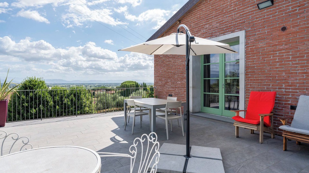 Colle di Compito House | Holiday Home 'Dulù - Luminoso Spazio' with Shared Garden, Balcony and Wi-Fi