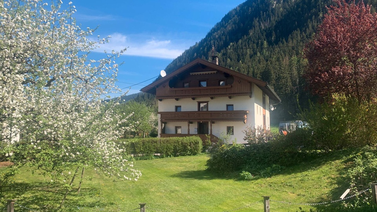 Mayrhofen House | Holiday Home 'Durst 2' with Mountain View, Shared Garden and Wi-Fi