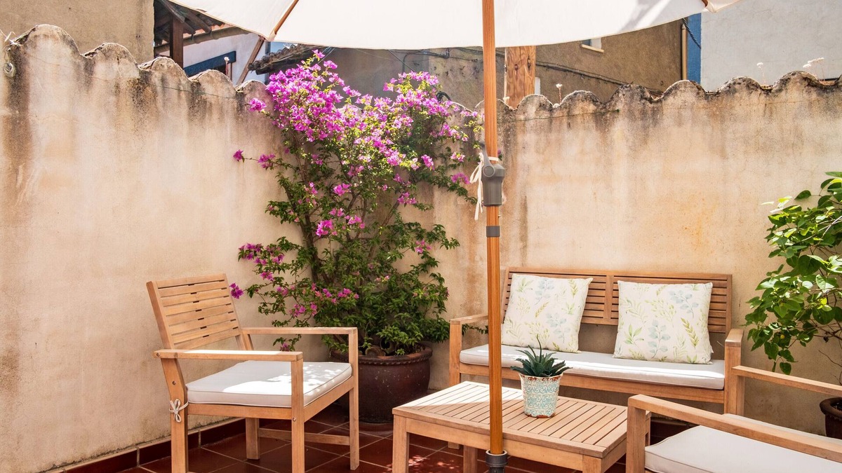 Piedralaves House | Holiday Home 'El Cabildo' with Private Patio and Wi-Fi