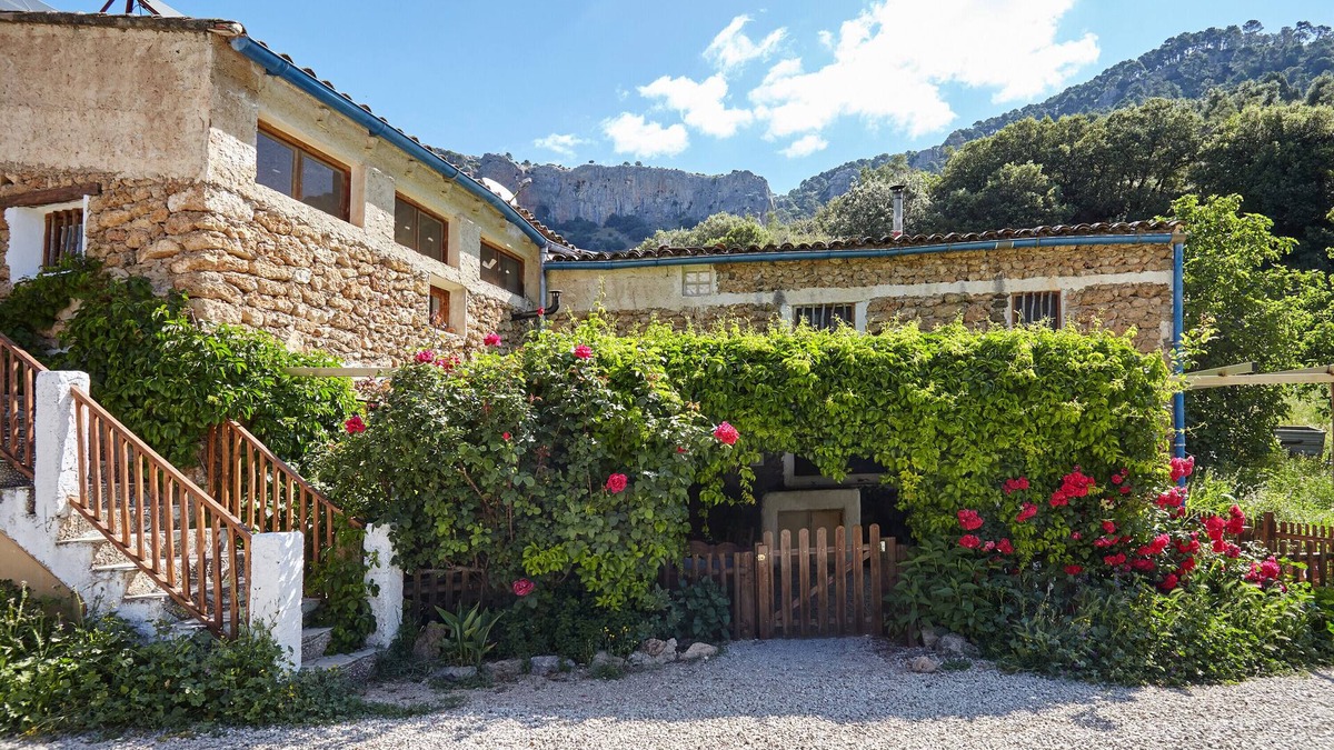 Beas de Segura House | Holiday Home 'El Soto' with Mountain View, Private Pool and Wi-Fi