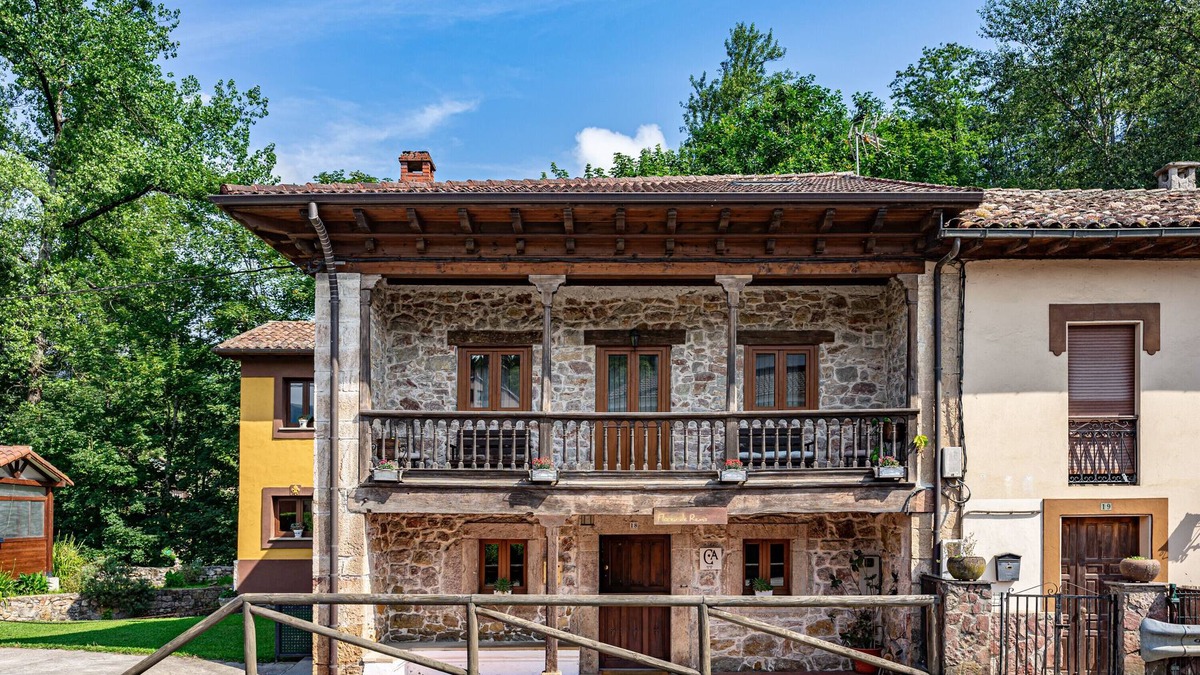 Soto de Cangas House | Holiday Home 'El Floreu De Remis' with Private Terrace, Private Garden and Wi-Fi