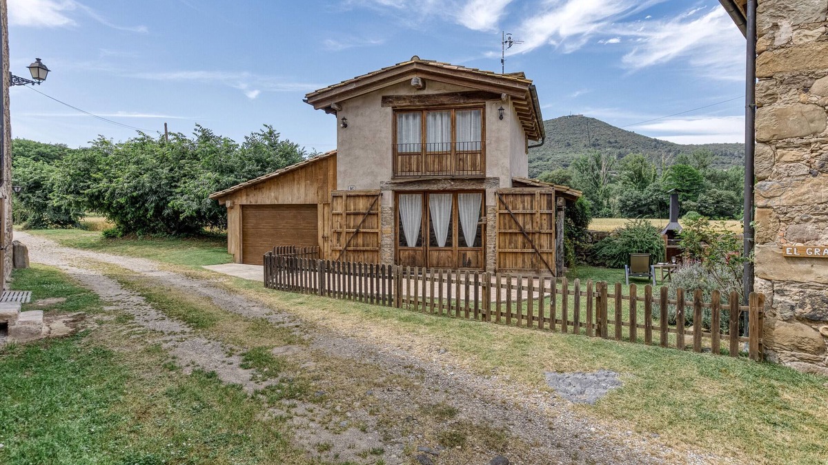 Beguda House | Holiday Home 'El Niu' with Mountain View, Wi-Fi and Air Conditioning