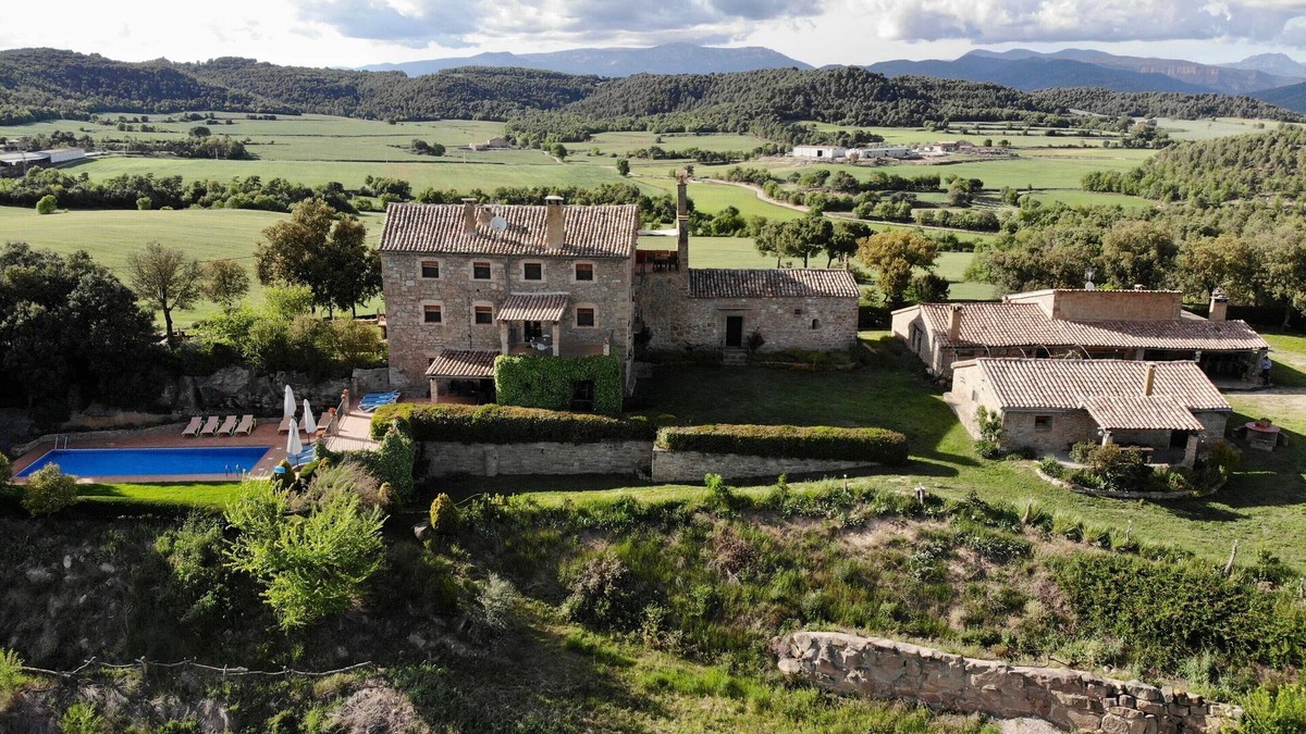 Gargalla House | Holiday Home 'El Porxet' with Mountain Views, Shared Pool and Wi-Fi