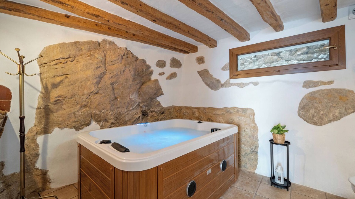 Tivissa House | Holiday Home 'El Racó De Les Escales' with Balcony, Wi-Fi and Air Conditioning