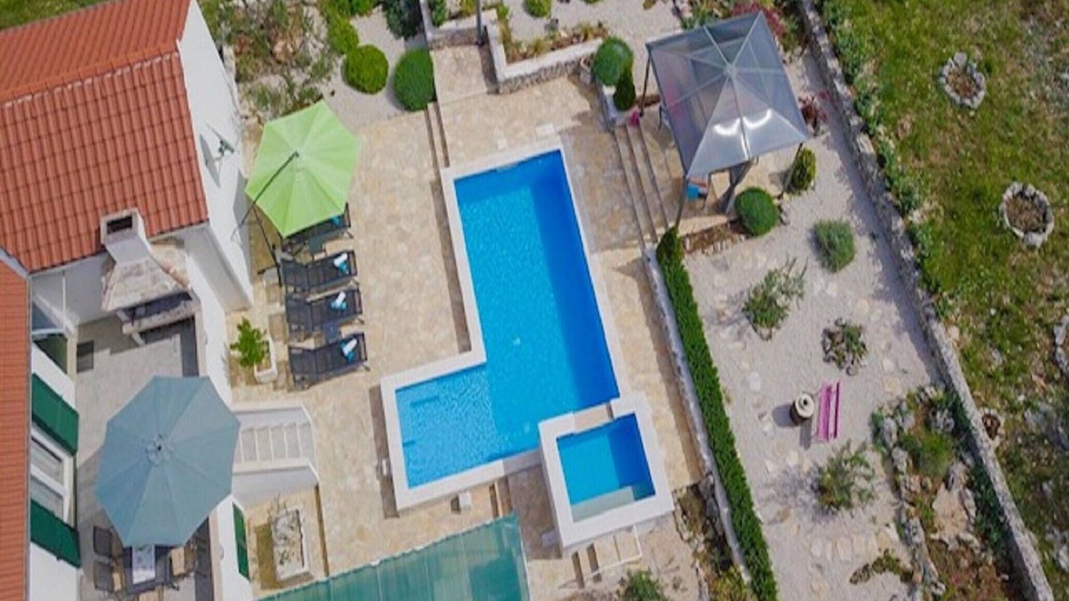 Dracevica House | Holiday Home Ela - Three Bedroom Holiday Home with outdoor Pool