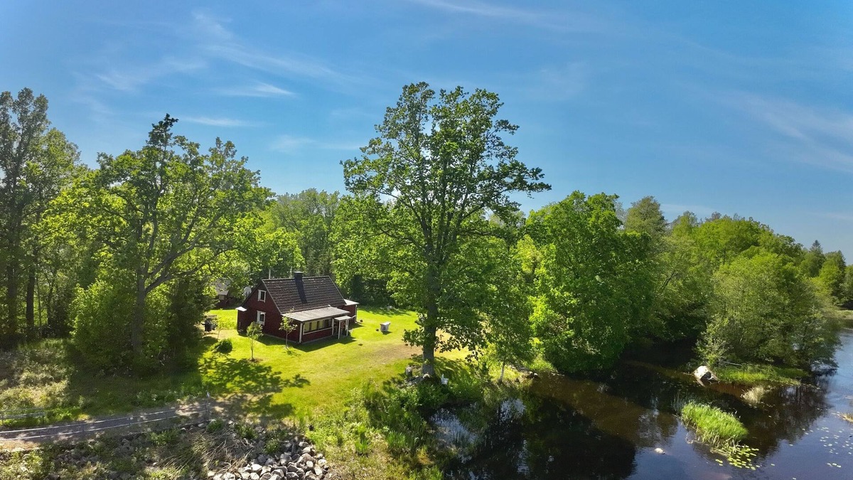 Hogsby House | Holiday home Emålund - on the river, sauna, canoe, hot tub