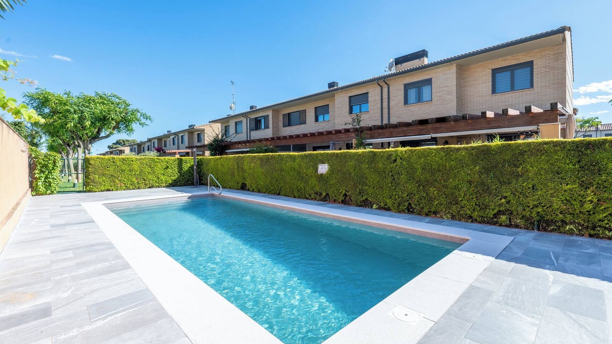 Cambrils House | Holiday Home 'Emi' with Shared Pool, Wi-Fi and Air Conditioning