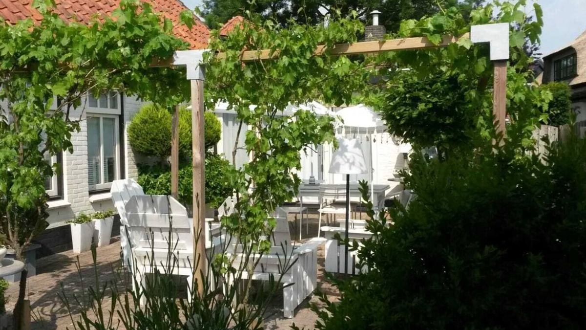 Hoogwoud House | Holiday Home “Engel van de Molen” for Couples with Terrace, Garden & Wi-Fi
