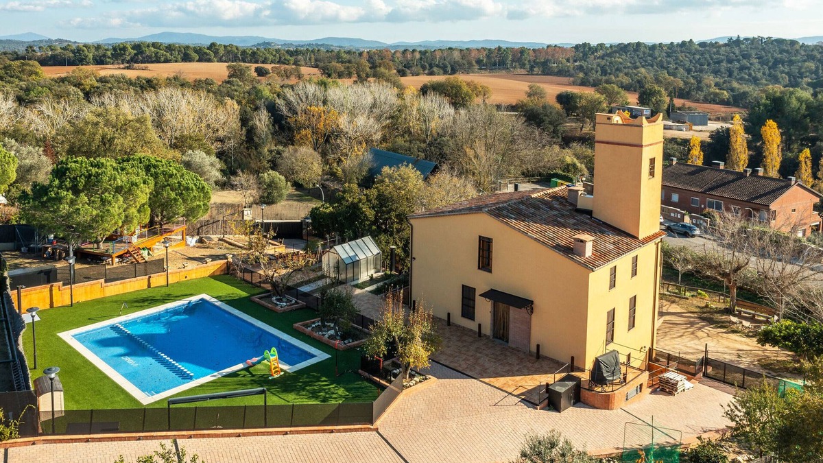 L'Ametlla del Valles House | Holiday Home 'Masia Can Divi' with Mountain Views, Wi-Fi and Air Conditioning