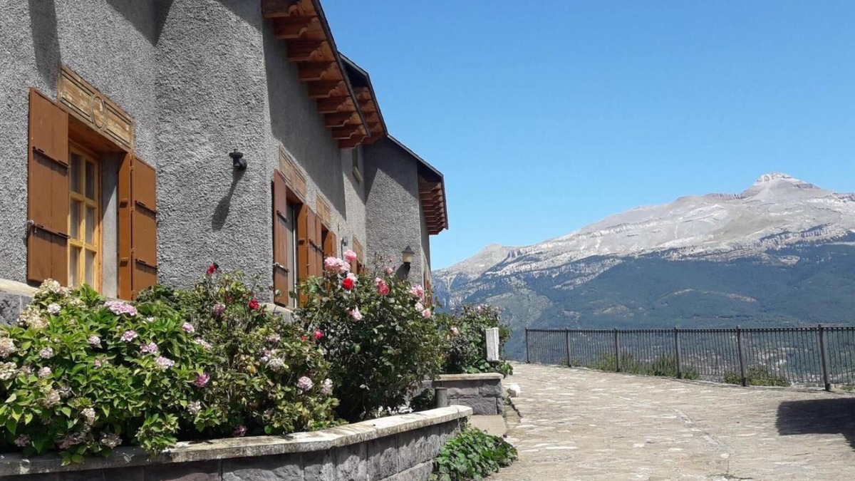 Castiello de Jaca House | Holiday Home 'La Casa De Luis' with Mountain View, Private Terrace and Wi-Fi