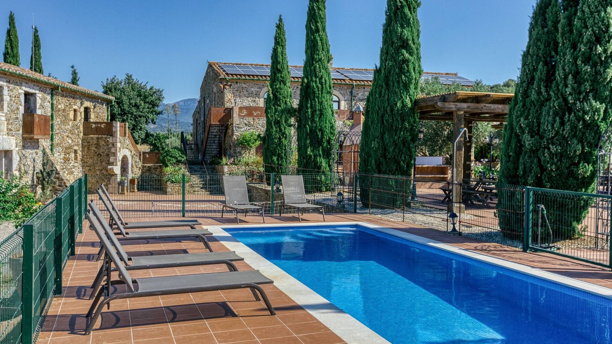 Mollet de Peralada House | Holiday Home "Mas Renart" with Mountain View, Pool, Wi-Fi, Garden & Terrace