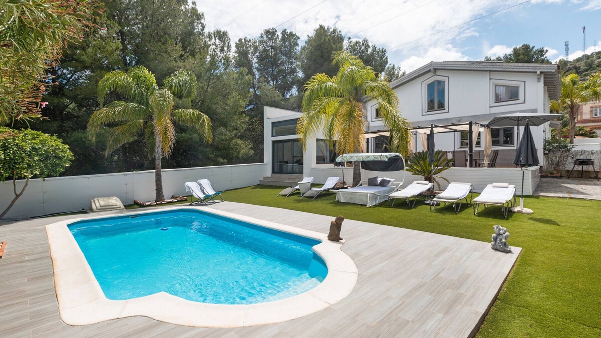 Pinos de Alhaurin House | Holiday Home 'Palmera' with Mountain Views, Wi-Fi and Air Conditioning