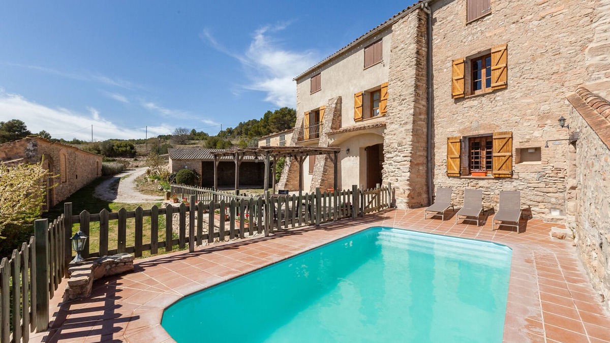 Sant Marti de Tous House | Holiday Home 'El Cup' with Mountain View, Shared Pool and Wi-Fi