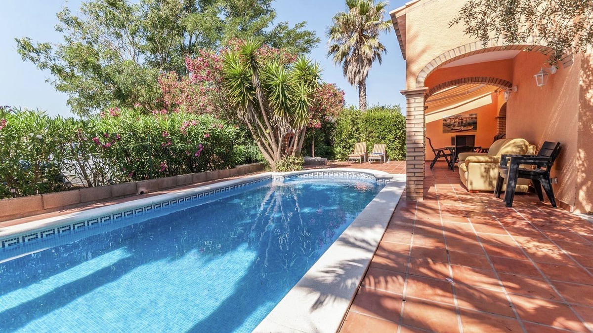 Sant Pere Pescador House | Holiday Home in Sant Pere near Beach