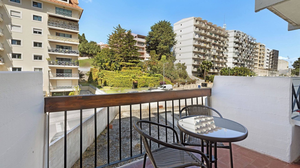 Estoril House | Holiday Home 'Estoril Art and Surf' with Balcony, Wi-Fi and Air Conditioning