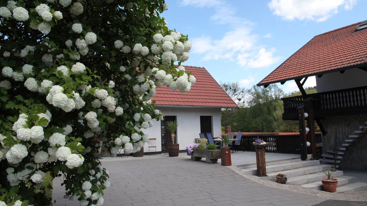 Melkers House | Holiday Home 'Felsenblick' with Mountain View, Shared Terrace and Shared Garden