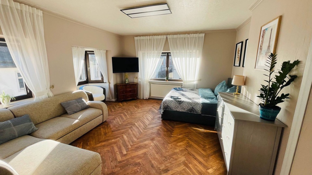 Idar-Oberstein House | Holiday Home 'Ferienwohnung im Zentrum' with Mountain View and Wi-Fi