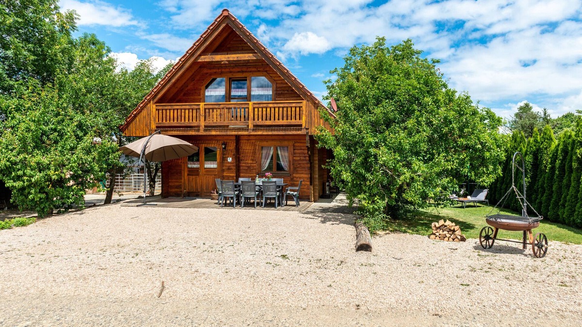 Leibertingen House | Holiday Home 'Ferienblockhaus Glocker - Hof' with Terrace, Garden & Wi-Fi