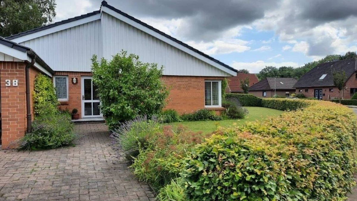 Brunsbuttel House | Holiday Home 'Ferienhaus Sprante' with Private Terrace, Private Garden and Wi-Fi