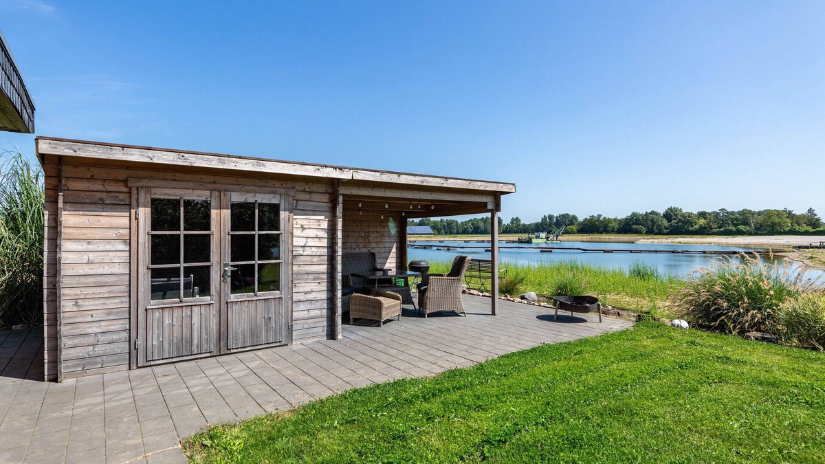 Wachtendonk House | Holiday Home 'Ferienhaus Am See' with Lake View, Private Terrace and Wi-Fi