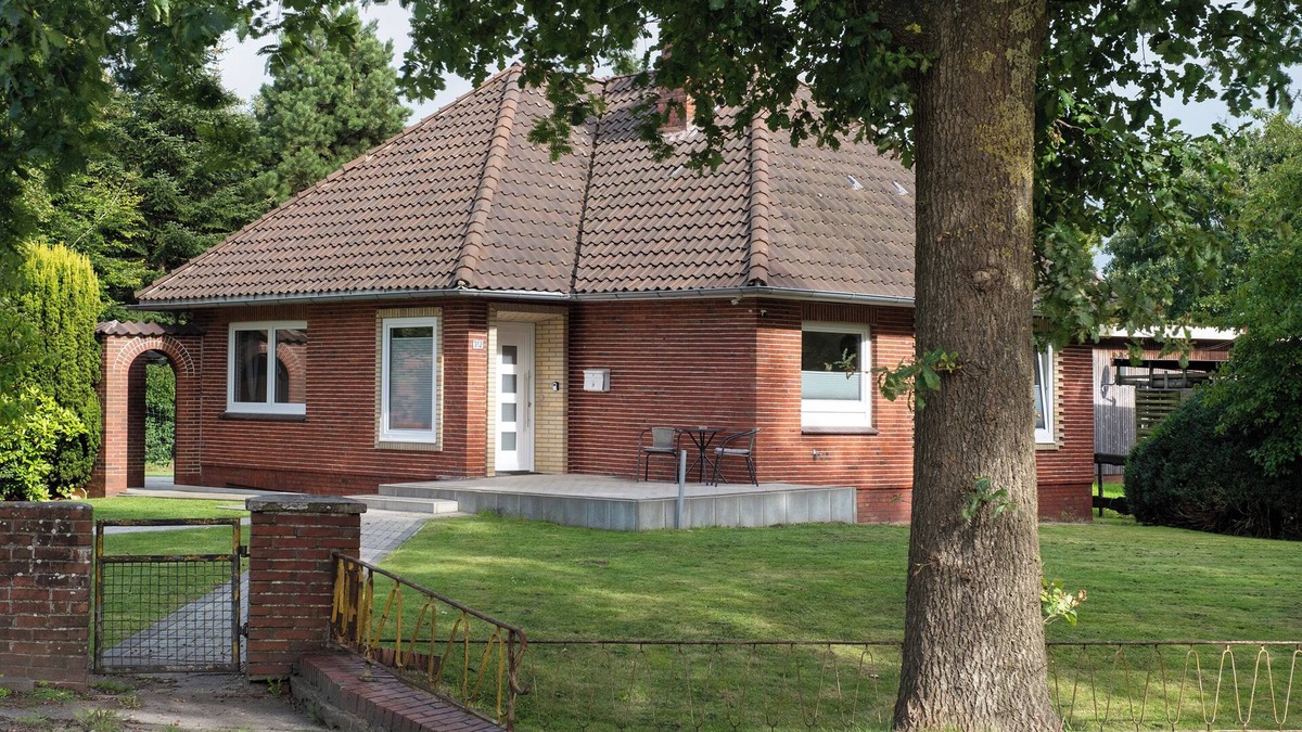 Wischhafen House | Holiday Home 'Ferienhaus Anna Elbe' with Private Terrace, Private Garden and Wi-Fi