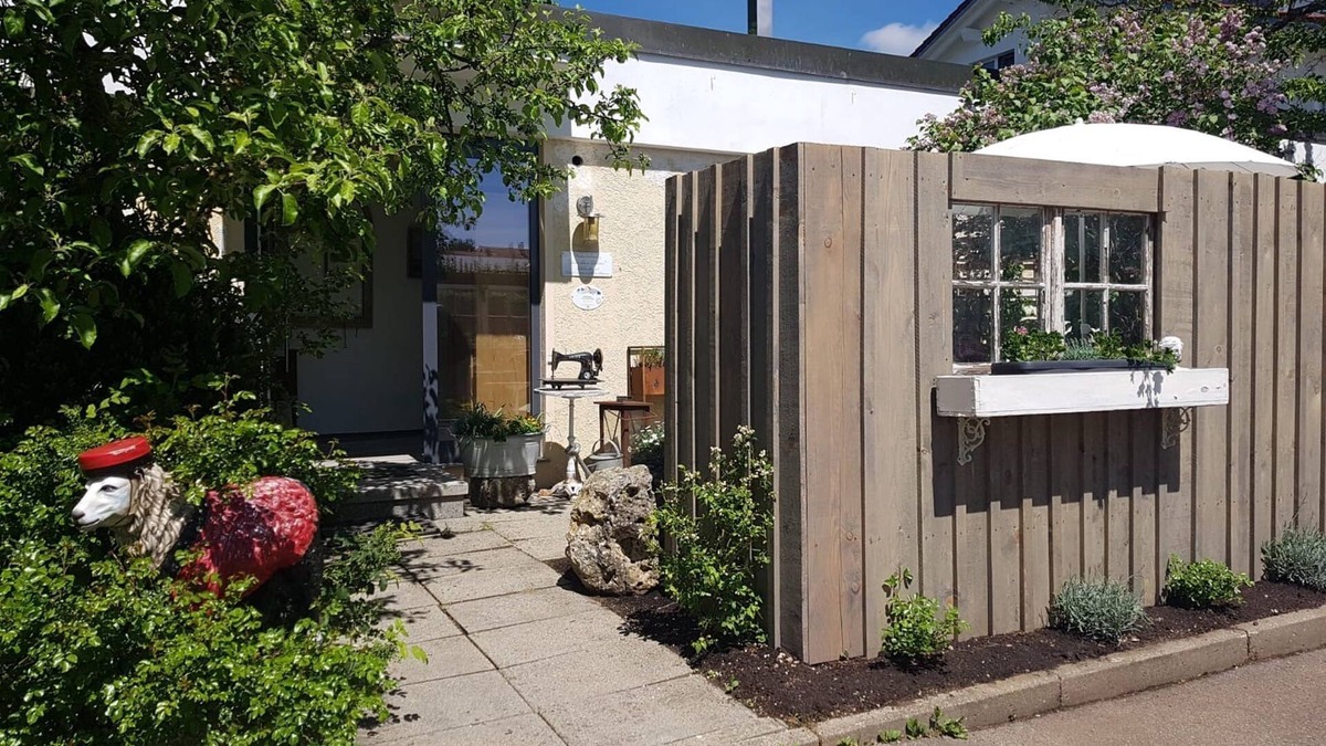 Muensingen House | Holiday Home 'Ferienhaus Schillerstraße' with Private Terrace, Shared Garden and Wi-Fi