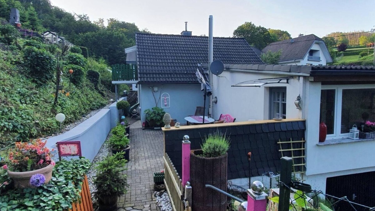 Reichshof House | Holiday Home 'Ferienhaus Am Wald' with Private Terrace, Private Garden and Wi-Fi