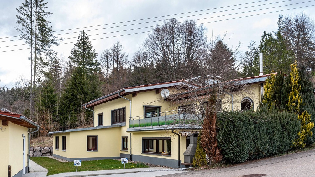 Feldberg House | Holiday Home 'Ferienhaus Schwarzwälder Kirsch' with Private Terrace, Balcony and Wi-Fi
