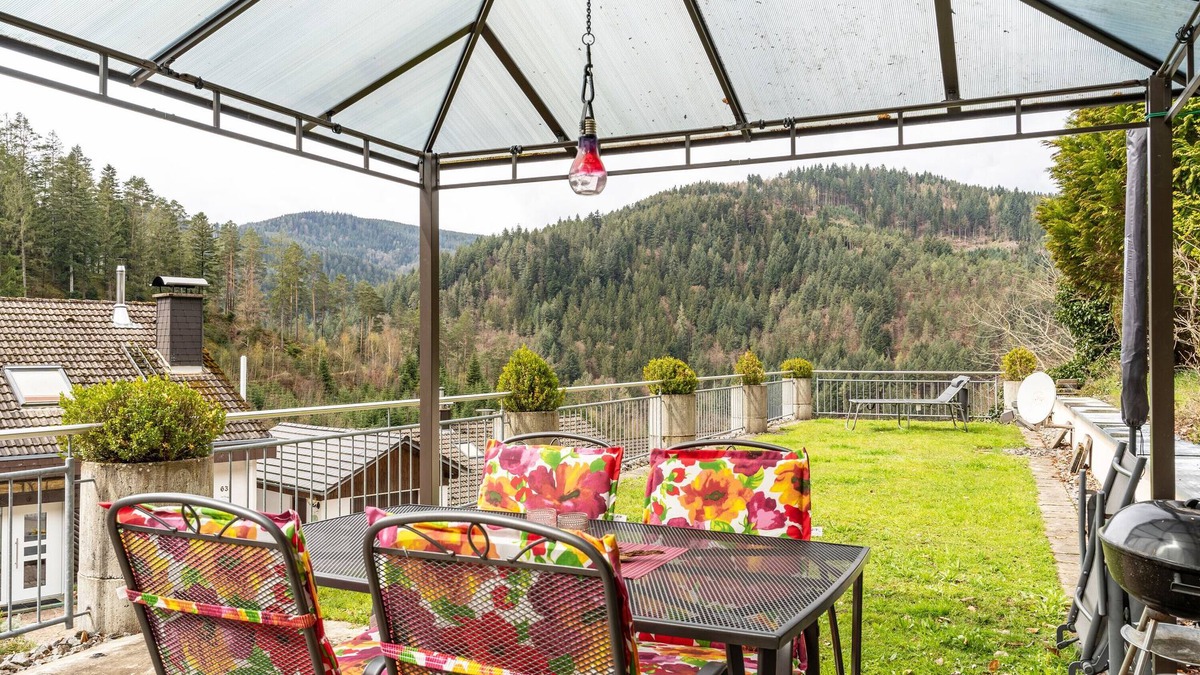 Hornberg House | Holiday Home "Ferienhaus Brigitte" with Terrace & Wi-Fi