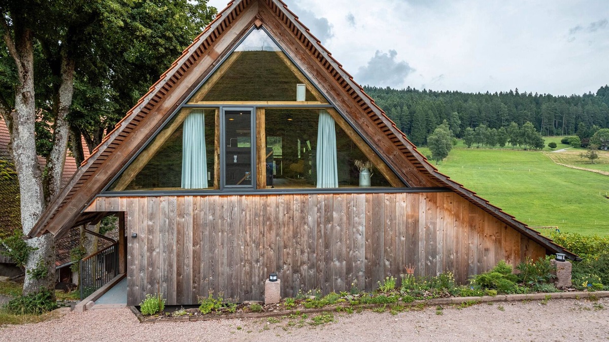 Oberreichenbach House | Holiday Home 'Ferienhaus Kornspeicher' with Mountain View, Terrace and Wi-Fi