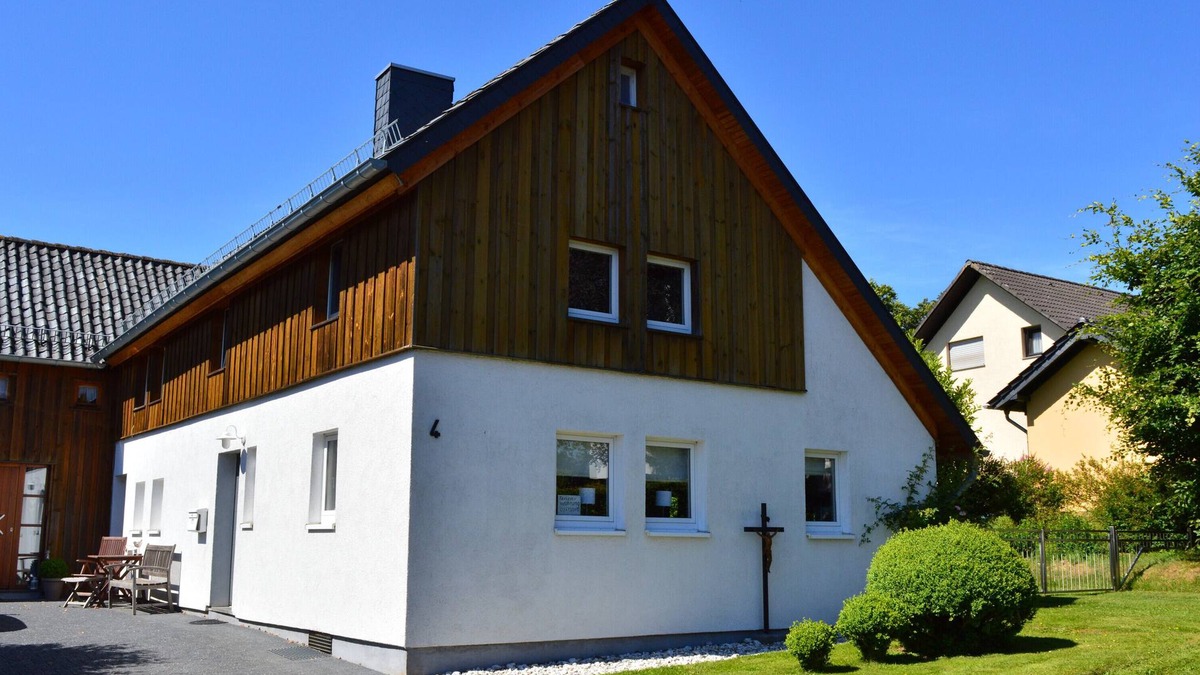 Mutzenich House | Holiday Home 'Ferienhaus Familie Sommer' with Private Terrace, Shared Garden and Wi-Fi