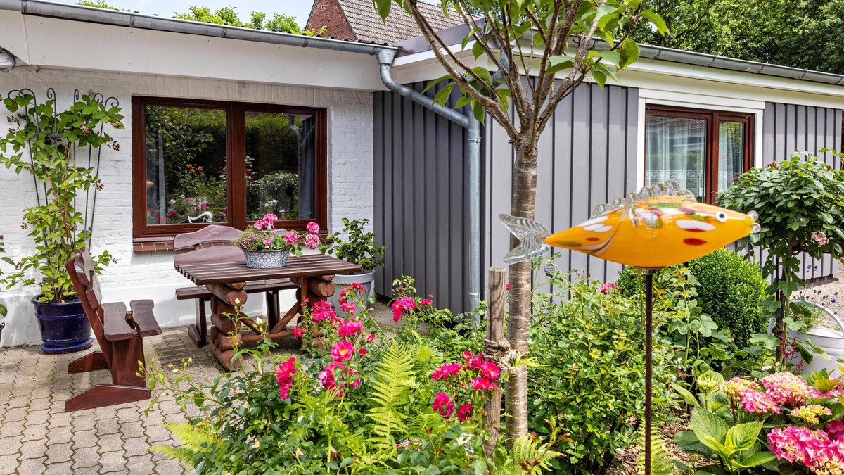 Itzehoe House | Holiday Home 'Ferienwohnung Carstens' with Private Terrace, Private Garden and Wi-Fi