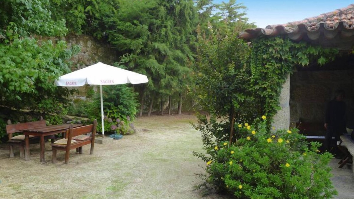 Varzea da Ovelha e Aliviada House | holiday home, Folhada