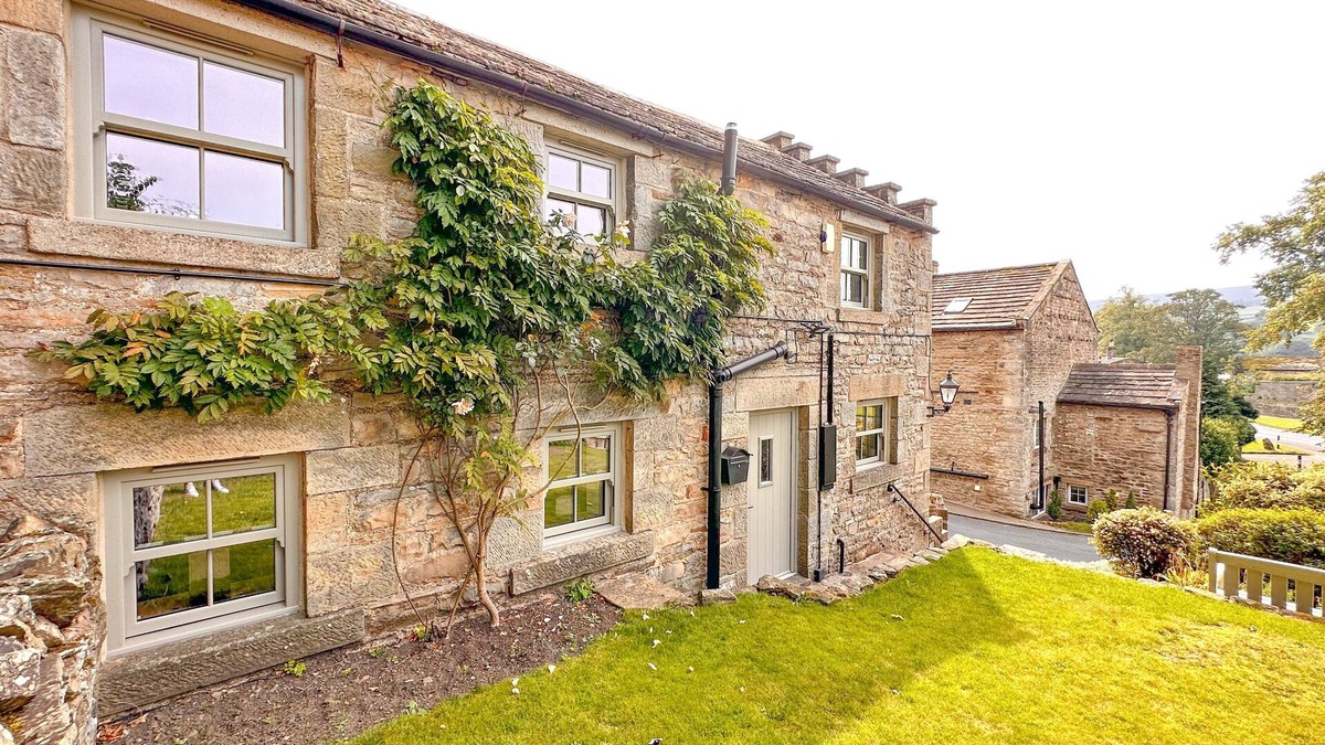 Fremington Cottage | Holiday home for 4 people, breath taking scenery, bike storage, WiFi & only a short walk to the pub.