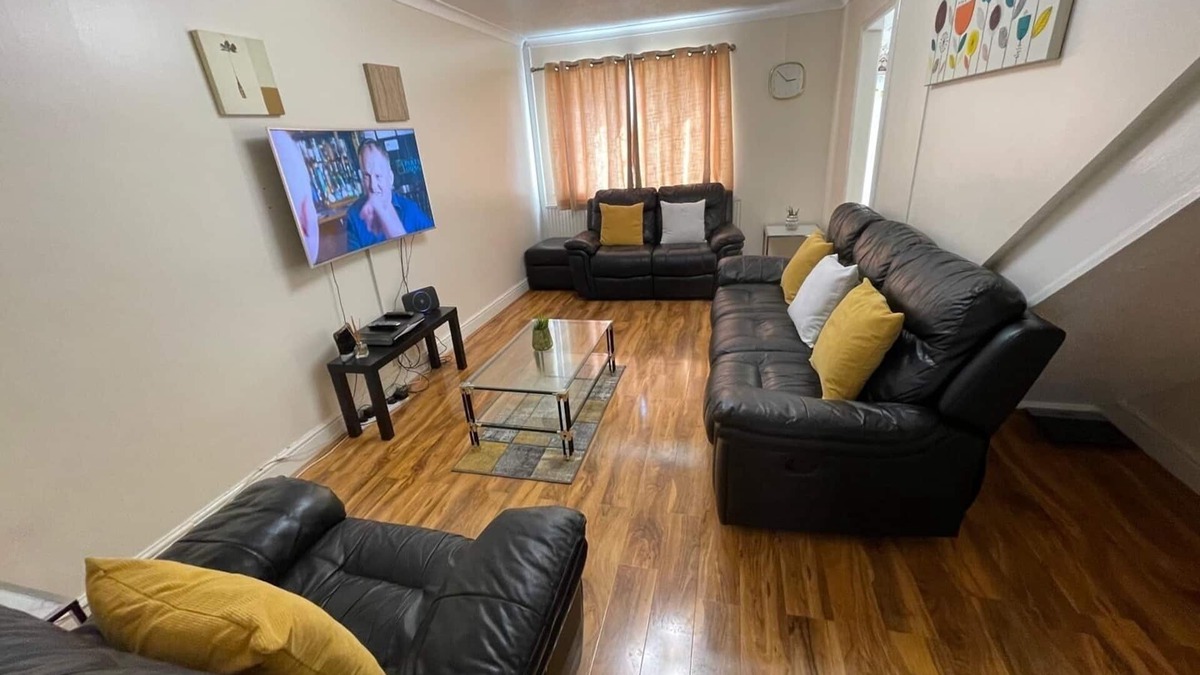 Thamesmead House | HOLIDAY HOME FOR YOU