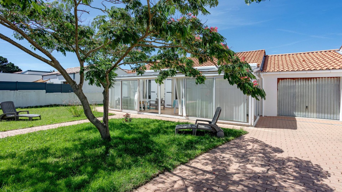 La Tranche-sur-Mer House | Holiday Home 'Maison Avec Jardin 400m Du Centre' with Garden and Wi-Fi