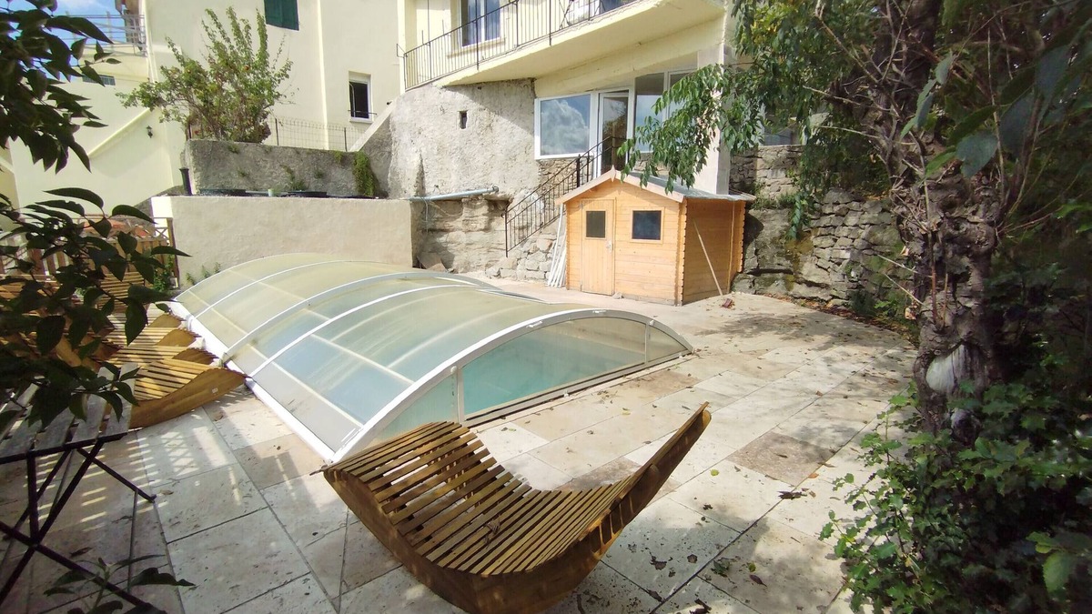 Laurac-en-Vivarais House | Holiday Home 'Très Belle Maison' with Mountain View, Balcony and Wi-Fi
