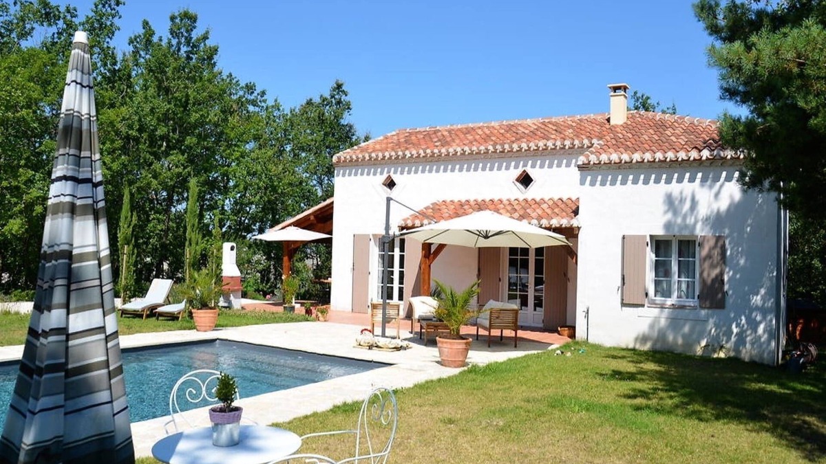 Montaigu-de-Quercy House | Holiday Home Montaigu-de-Quercy Lake