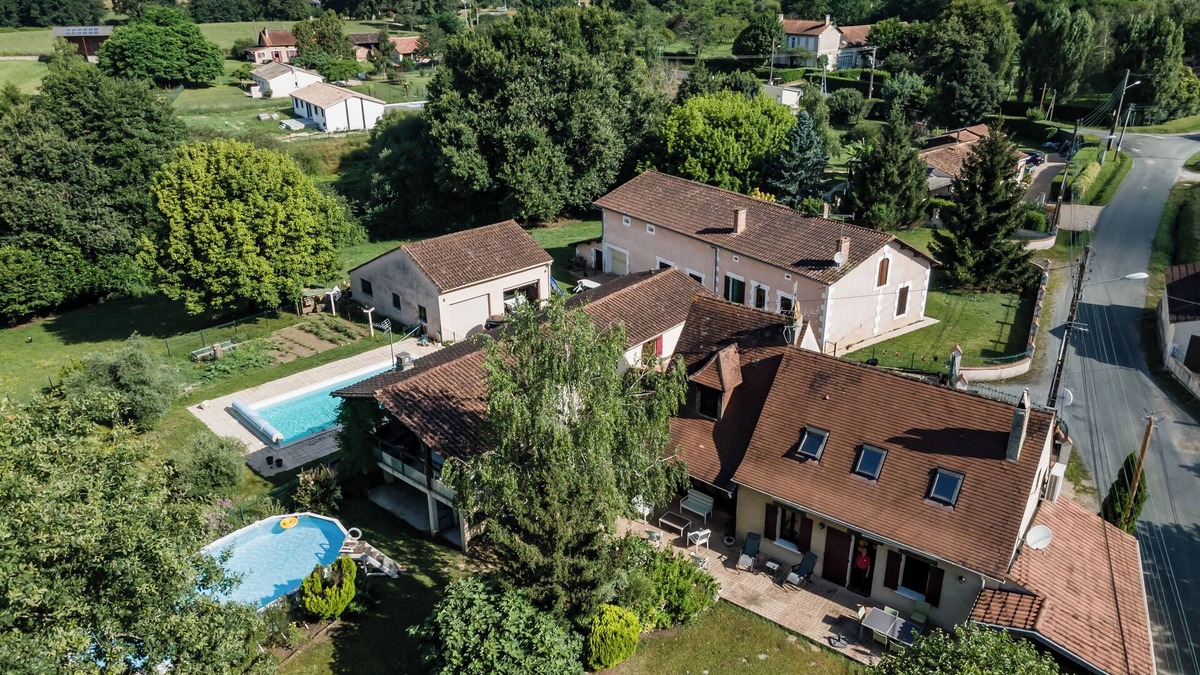 Montpon-Menesterol House | Holiday Home 'Maison De Caractères' with Private Pool, Private Terrace and Wi-Fi