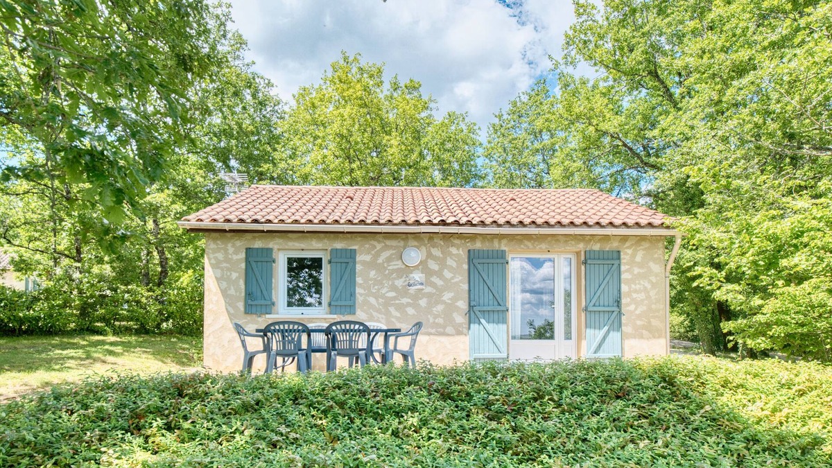 Salignac-Eyvignes House | Holiday Home 'Gariotte' with Shared Pool, Private Terrace and Wi-Fi
