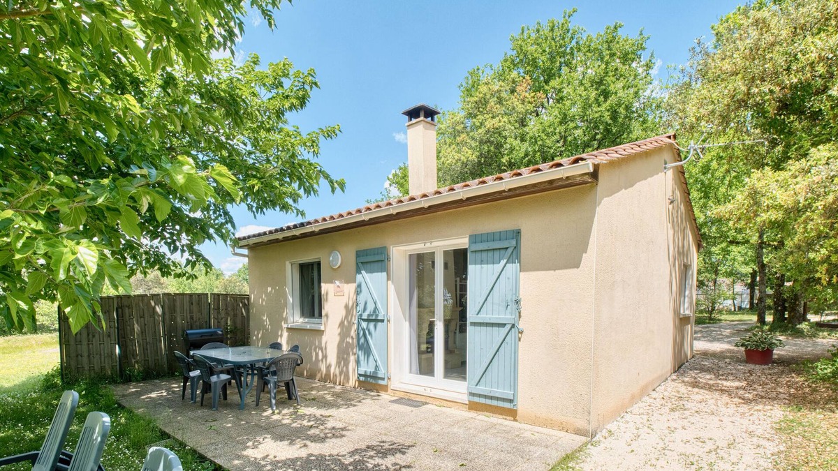 Salignac-Eyvignes House | Holiday Home 'Orchidée' with Shared Pool, Private Terrace and Wi-Fi