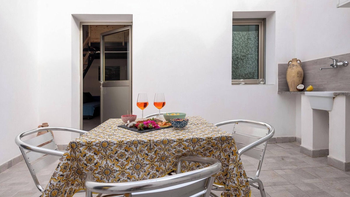 Menfi House | Holiday Home 'Francesca' close to City Centre with Garden & Air Conditioning