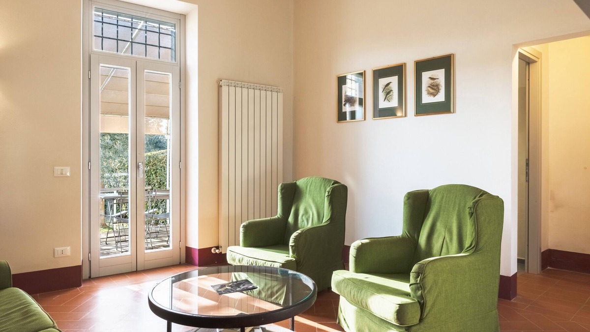 Cortona Apartment | Holiday Home 'Frantoio 5 Superior' with Shared Pool, Wi-Fi and Air Conditioning